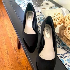 Beautiful black closed toe wedges, extremely comfortable ( Step n Flex)
